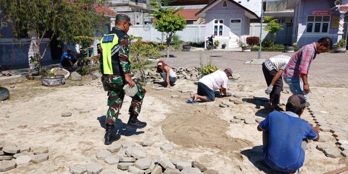 Bersama warga binaan, babinsa gotong royong pasang paving block