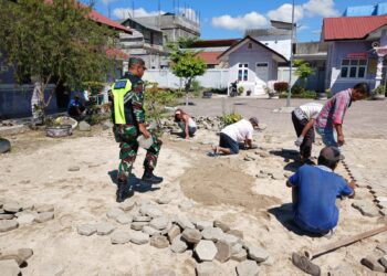 Bersama warga binaan, babinsa gotong royong pasang paving block