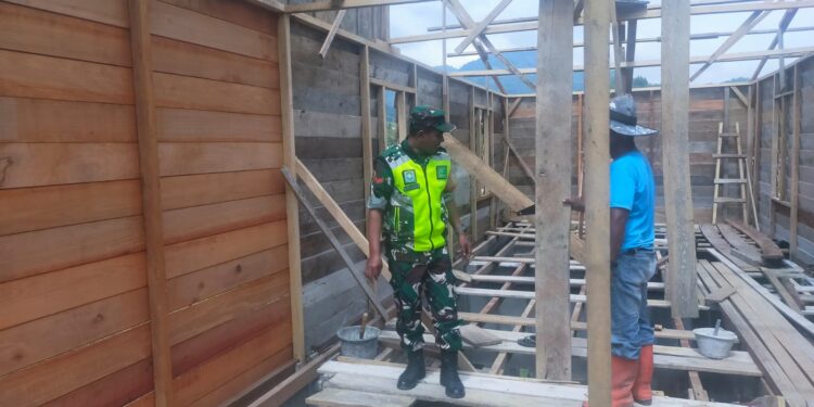 Wujud kepedulian babinsa Koramil 02 / Bebesen bantu warga pasang papan dinding rumah