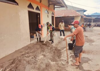 Bantu aduk campuran demen, bentuk upaya babinsa Koramil 02 / Bebesen ringankan beban warga binaan