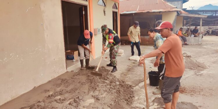 Bantu aduk campuran demen, bentuk upaya babinsa Koramil 02 / Bebesen ringankan beban warga binaan