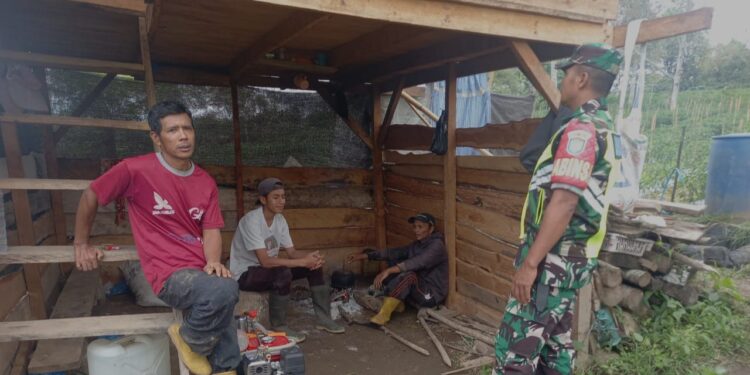 Dengan komunikasi sosial, babinsa koramil 02 / Bebesen dapat informasi dari petani