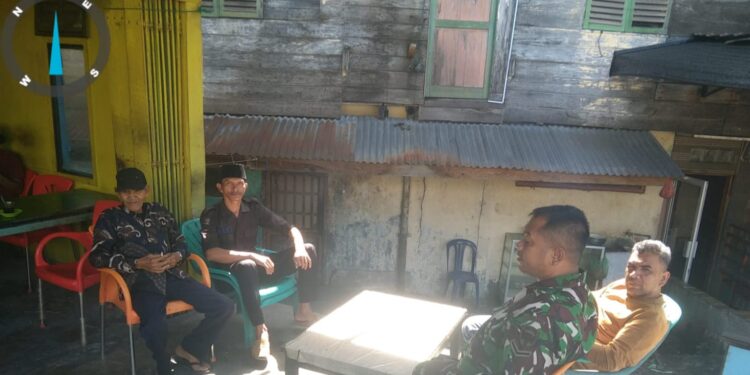 Babinsa Koramil 02 / Bebesen komsos dengan warga di warung kopi