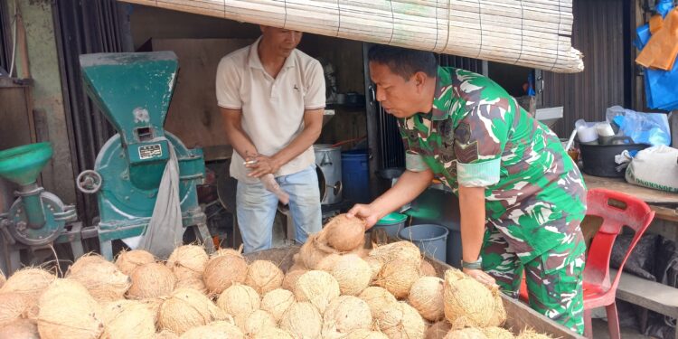 Babinsa koramil 02 / Bebesen komsos dengan pedagang kelapa di desa binaan