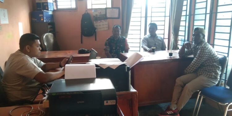 Babinsa Koramil 02 / Bebesen komsos dengan kepala desa ajak jaga keamanan dan kebersihan lingkungan