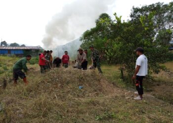 Babinsa Koramil 02 / Bebesen bantu bersihkan perkarangan rumah warga