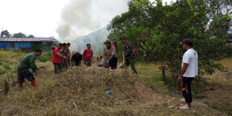 Babinsa Koramil 02 / Bebesen bantu bersihkan perkarangan rumah warga