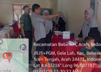Peduli kesehatan warga, babinsa Koramil 02 / Bebesen dampingi petugas laksanakan pengecekan kesehatan