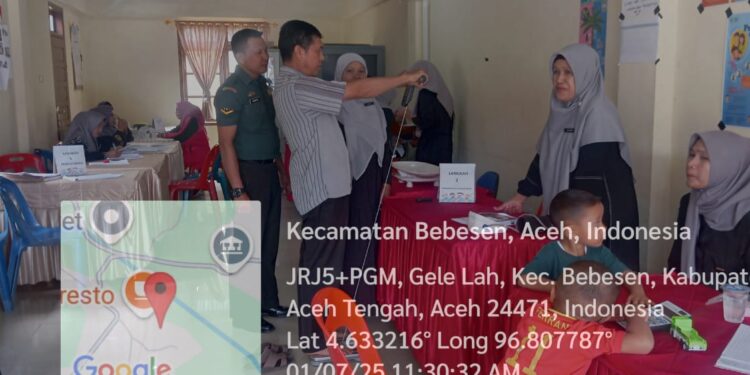 Peduli kesehatan warga, babinsa Koramil 02 / Bebesen dampingi petugas laksanakan pengecekan kesehatan