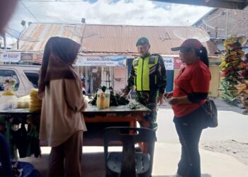 Tanpa mengenal waktu dan tempat babinsa koramil 02 / Bebesen terus lakukan komsos di wilayah binaan