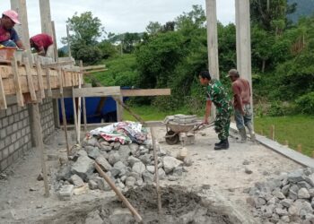 Babinsa koramil 02 / Bebesen bantu warga angkat baru bata di desa binaan