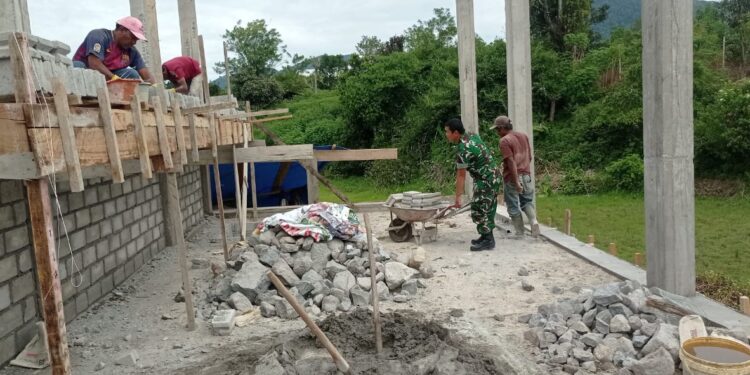 Babinsa koramil 02 / Bebesen bantu warga angkat baru bata di desa binaan