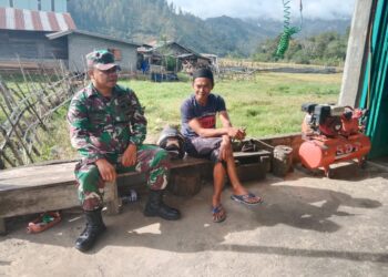 Anggota babinsa koramil 02 / Bebesen melaksanakan komsos dengan warga binaan