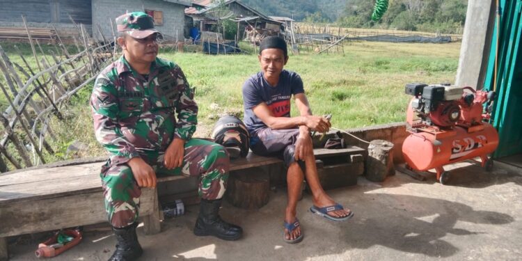 Anggota babinsa koramil 02 / Bebesen melaksanakan komsos dengan warga binaan