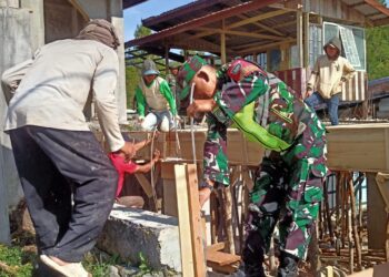 Babinsa koramil 02 / Bebesen bantu warga bangun rumah melalui karya bakti di desa binaan