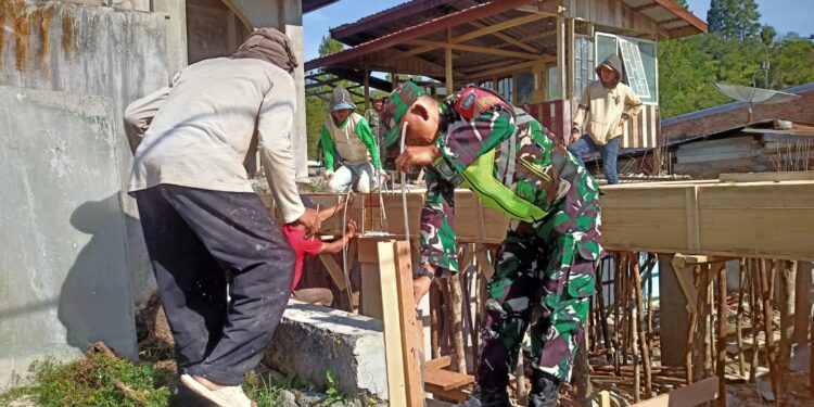 Babinsa koramil 02 / Bebesen bantu warga bangun rumah melalui karya bakti di desa binaan