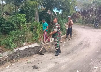 Babinsa bersama masyarakat kerja bakti bersihkan parit dan lingkungan