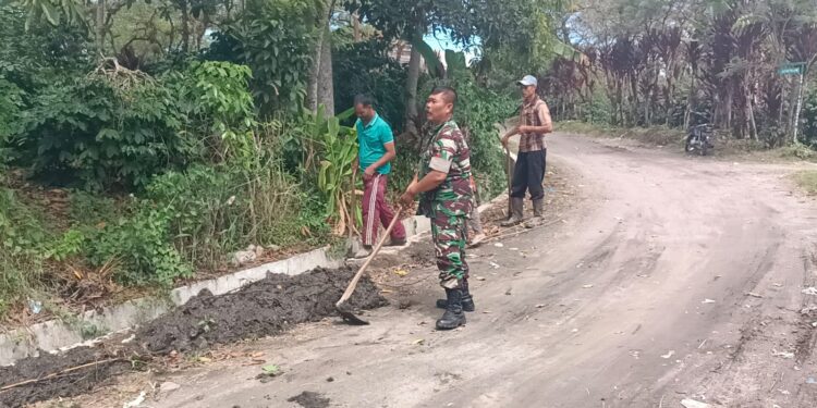 Babinsa bersama masyarakat kerja bakti bersihkan parit dan lingkungan