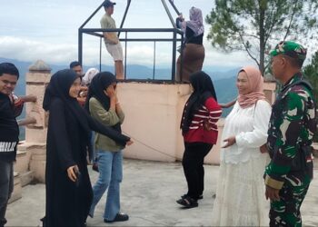 Manfaatkan hari libur babinsa koramil 02 / Bebesen komsos bersama warga binaan.