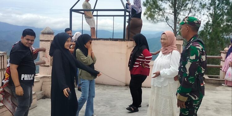 Manfaatkan hari libur babinsa koramil 02 / Bebesen komsos bersama warga binaan.