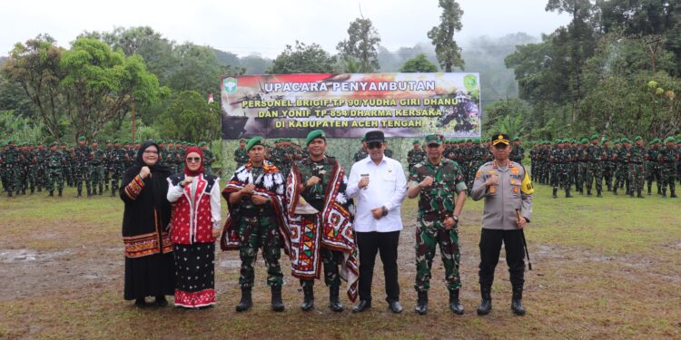 Bupati Aceh Tengah Pimpin Upacara Penyambutan Personel Brigif TP 90/Yudha Giri Dhanu dan Yonif TP 854/Dharma Kersaka