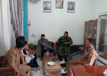 Tingkatkan kerja sama yang baik, babinsa koramil 02 / bebesen komsos bersama perangkat desa binaan.