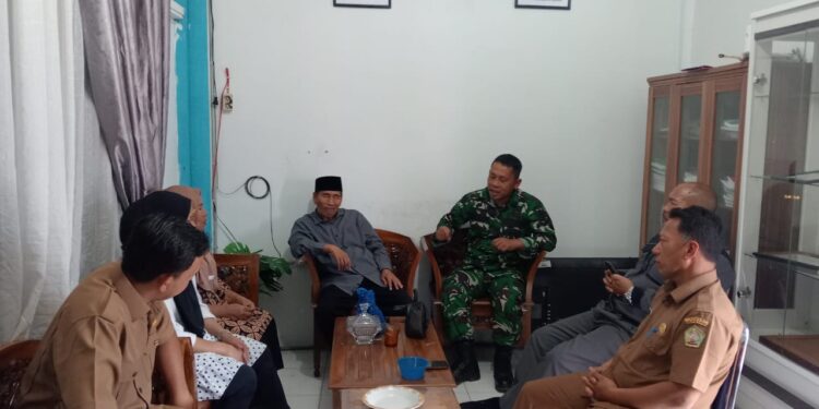 Tingkatkan kerja sama yang baik, babinsa koramil 02 / bebesen komsos bersama perangkat desa binaan.