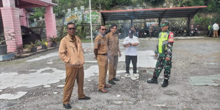 Babinsa koramil 02 / bebesen komsos jalin silaturahmi dengan aparat kecamatan