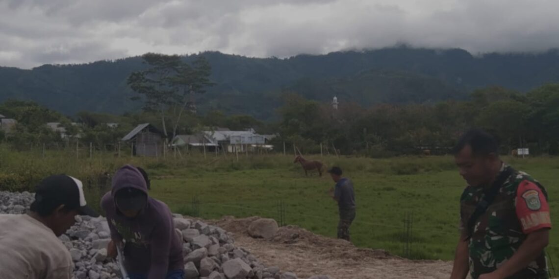 Bantu warga binaan, babinsa koramil 02 / Bebesen aduk pasir dan semen