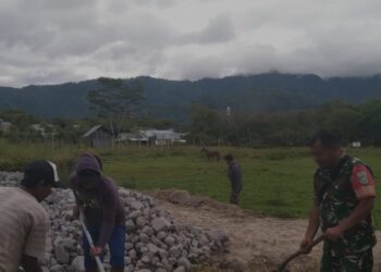 Bantu warga binaan, babinsa koramil 02 / Bebesen aduk pasir dan semen