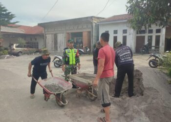 Babinsa koramil 02 / Bebesen wujudkan kebersamaan dan meningkatkan kerja sama di wilayah binaan