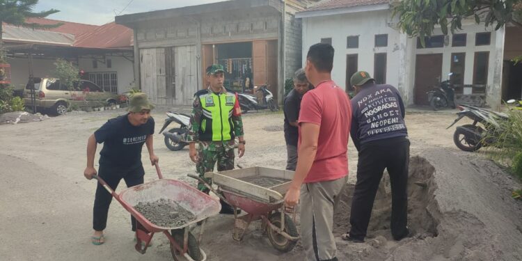 Babinsa koramil 02 / Bebesen wujudkan kebersamaan dan meningkatkan kerja sama di wilayah binaan