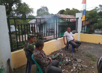 Babinsa koramil 02 / Bebesen komsos dengan warga da  pantau wilayah binaan