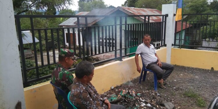 Babinsa koramil 02 / Bebesen komsos dengan warga da pantau wilayah binaan