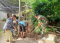 Bantu kesulitan warga, babinsa koramil 02 / Bebesen bantu pemasangan pipa saluran air bersih.