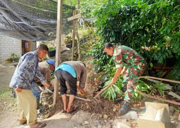 Bantu kesulitan warga, babinsa koramil 02 / Bebesen bantu pemasangan pipa saluran air bersih.