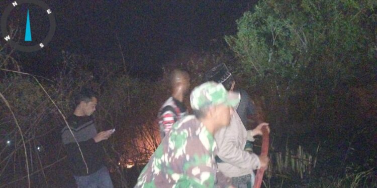 Aksi cepat babinsa koramil 02 / Bebesen bersama warga padamkan api akibat kebakaran lahan