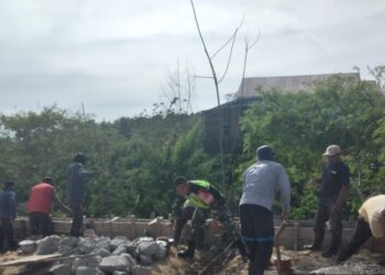 Sinergi TNI bersama rakyat babinsa koramil 02 /  Bebesen bantu rumah warga binaan