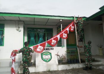 Jelang HUT kemerdekaan RI ke – 80 koramil 02 / Bebesen penuh semngat anggota koramil memasang umbul dan bendera merah putih