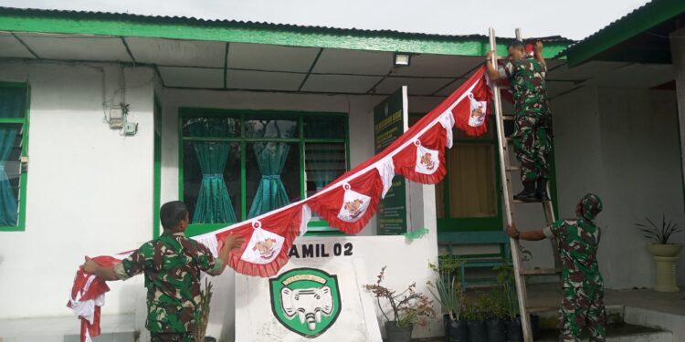 Jelang HUT kemerdekaan RI ke – 80 koramil 02 / Bebesen penuh semngat anggota koramil memasang umbul dan bendera merah putih