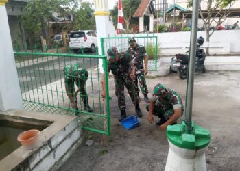 Anggota babinsa melaksanakan pembersihan pangkalan kantor koramil 02 / Bebesen