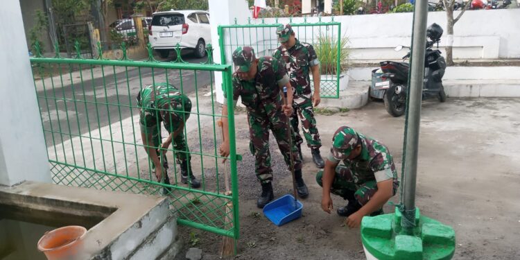Anggota babinsa melaksanakan pembersihan pangkalan kantor koramil 02 / Bebesen