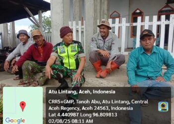 Babinsa melaksanakan komsos dengan warga Desa Binaan