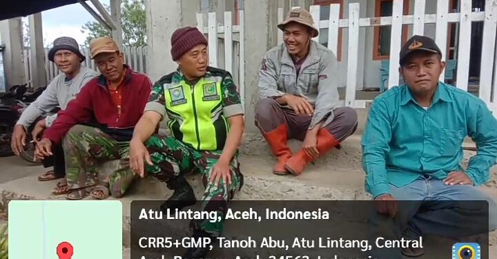 Babinsa melaksanakan komsos dengan warga Desa Binaan