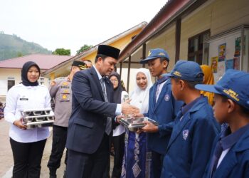 Dukung Program Makanan Bergizi Gratis, Bupati Aceh Tengah Bagikan Makanan ke Pelajar SMP Negeri 1 Takengon