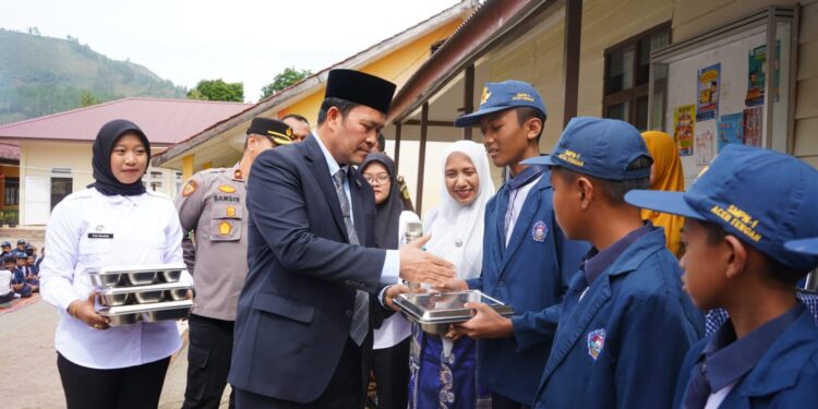 Dukung Program Makanan Bergizi Gratis, Bupati Aceh Tengah Bagikan Makanan ke Pelajar SMP Negeri 1 Takengon