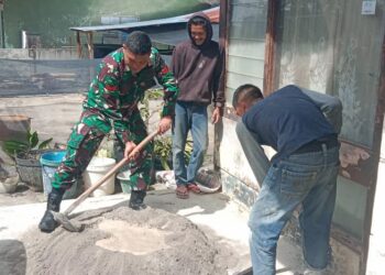 Bantu warga binaan, babinsa koramil 02 / Bebesen aduk pasir dan semen