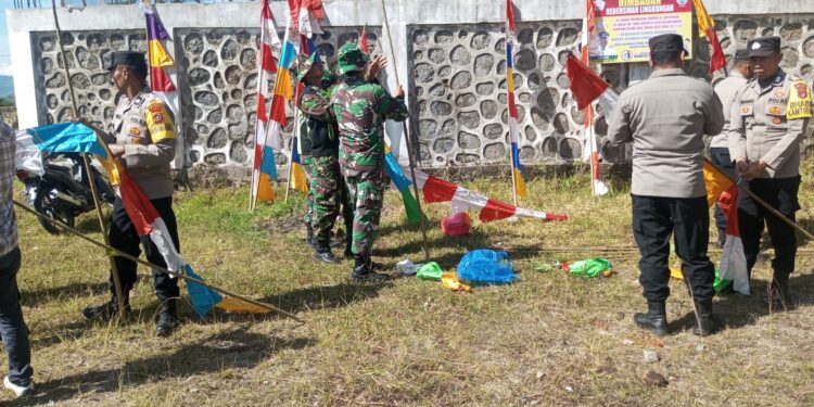 Menyambut HUT RI ke – 80 babinsa koramil 02 / Bebesen dan bhabinkamtibmas gotong royong bersama warga memasang bendera dan umbul – umbul