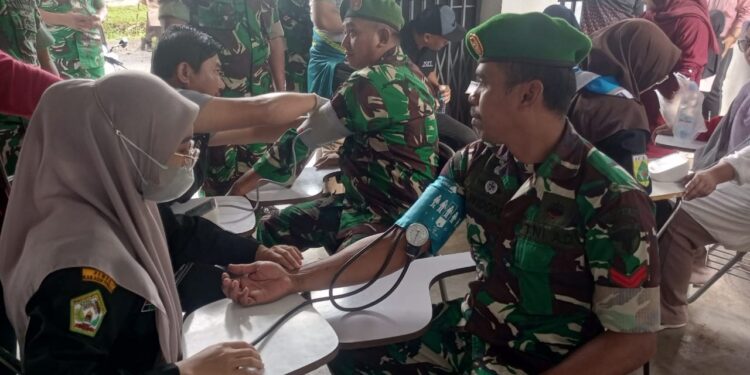 Babinsa koramil 02 / Bebesen ikuti donor darah dalam rangka hari pramuka di kab. Aceh Tengah