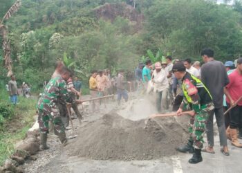 Jalin kebersamaan babinsa koramil 02 / Bebesen dan warga kerja bakti pengecoran jalan desa